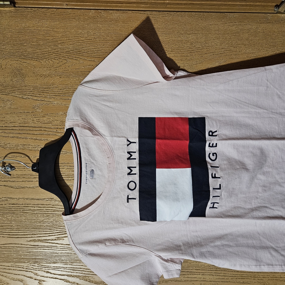 Tommy Hilfiger Logo T-Shirt in Pink and Navy